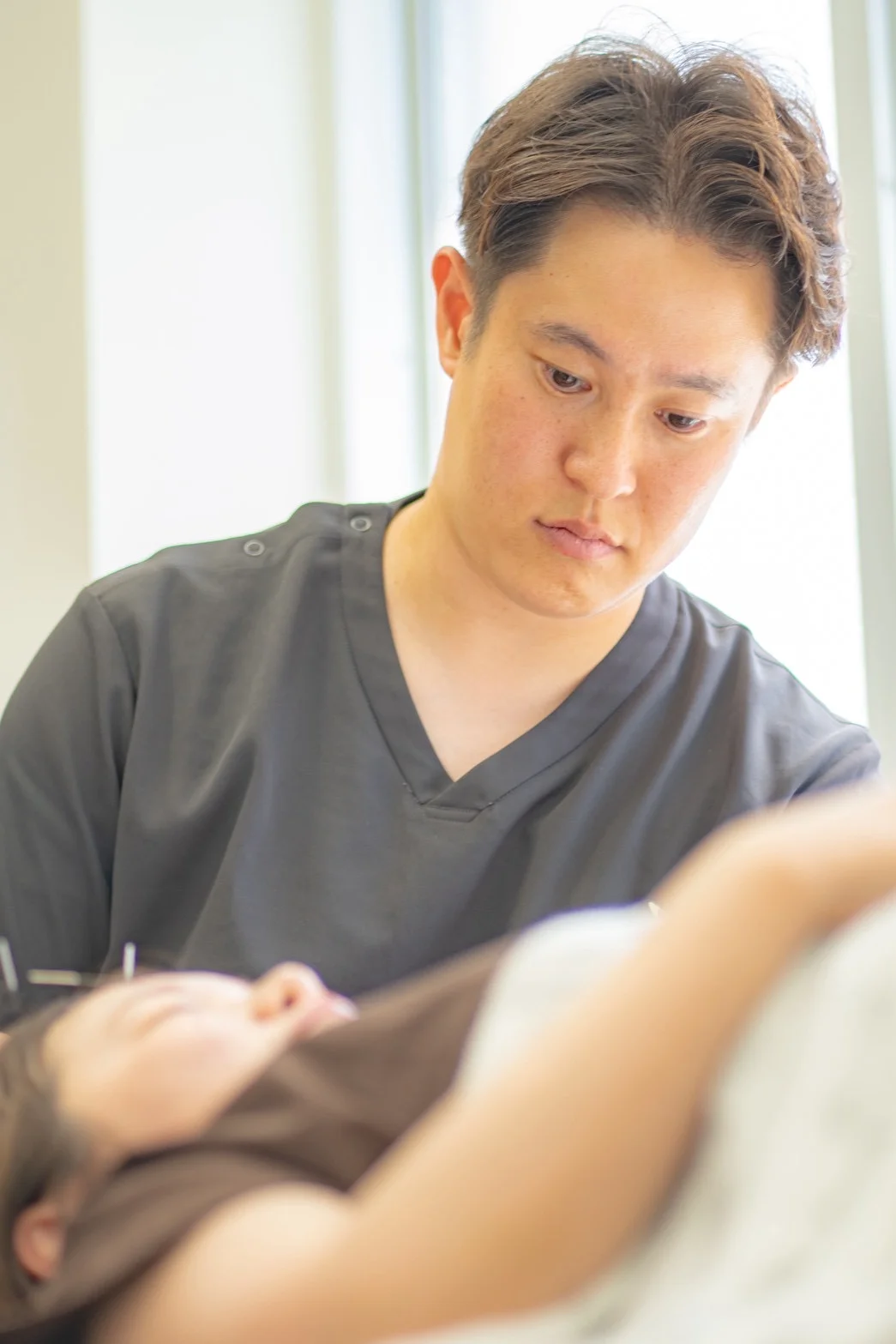 治療方針を確認する院長